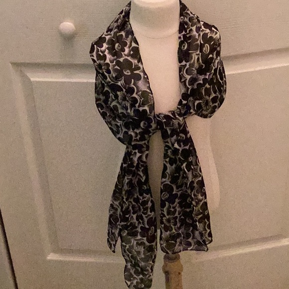 🧣NWOT Fun To Wear Floral Shear Scarf Closet Must Have 🧣 - Picture 1 of 14